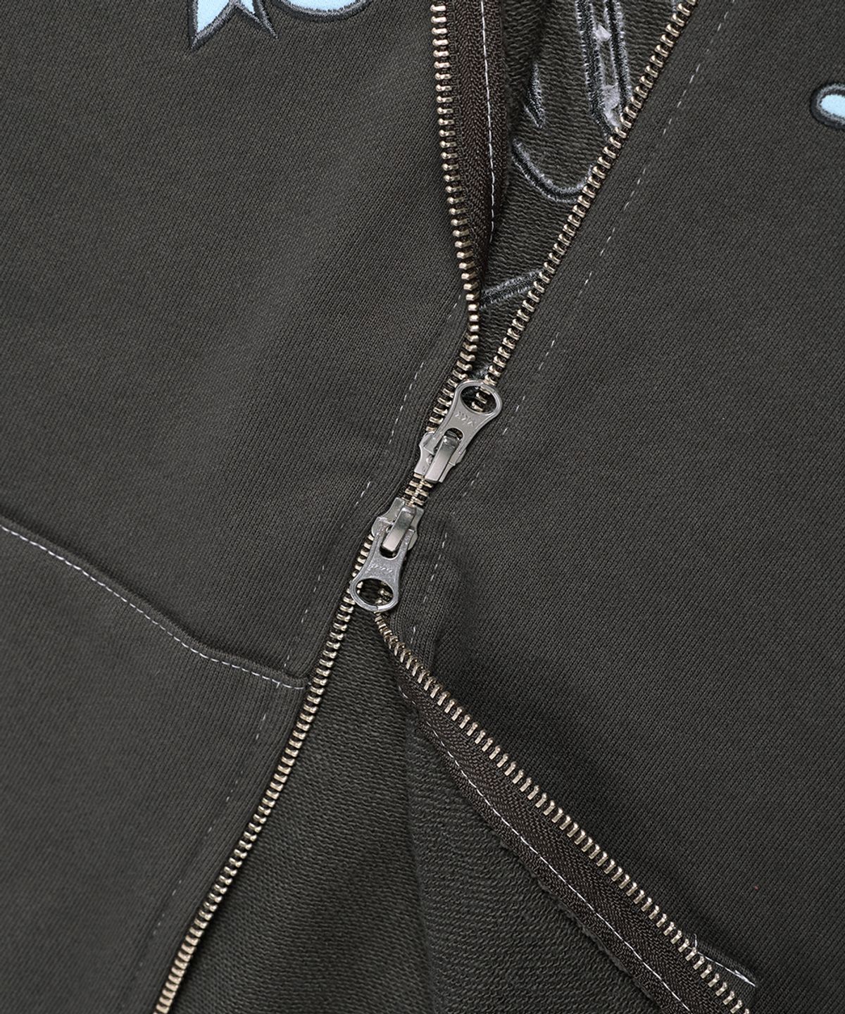 카비시(CAVISH) DAMAGED APPLIQUE ZIP UP HOODIE CHARCOAL(CV2EFUM481A)