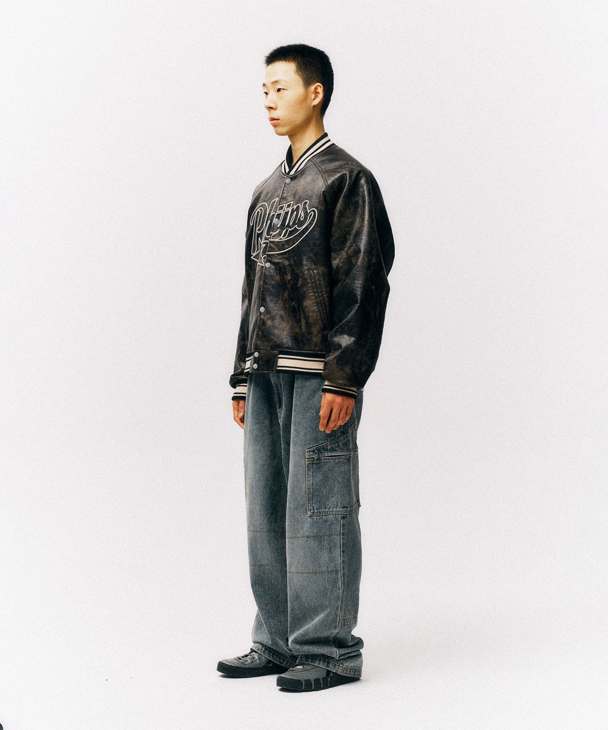 피지컬 디파트먼트(PHYSICAL DEPARTMENT) 스타테일 아티피셜 레더 바시티 자켓_다크 브라운