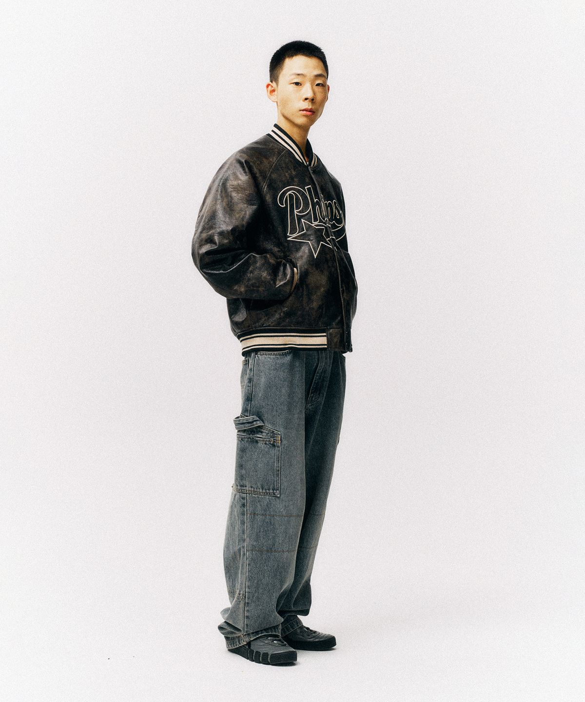 피지컬 디파트먼트(PHYSICAL DEPARTMENT) 스타테일 아티피셜 레더 바시티 자켓_다크 브라운