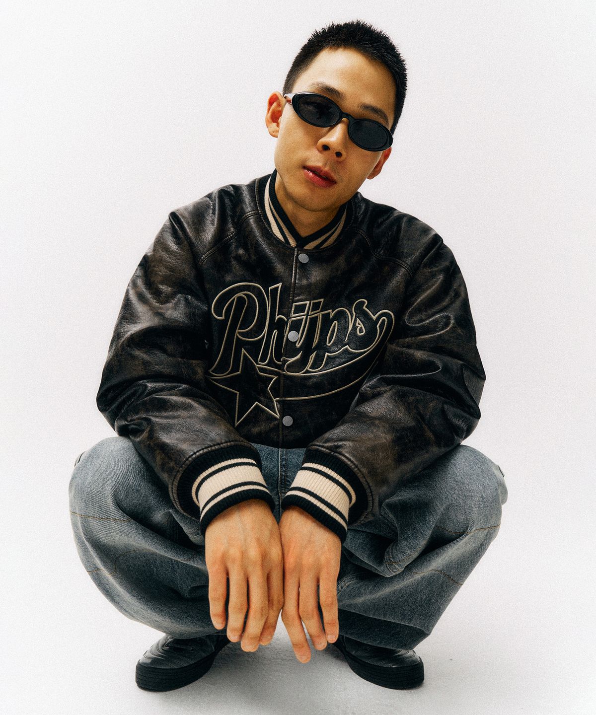 피지컬 디파트먼트(PHYSICAL DEPARTMENT) 스타테일 아티피셜 레더 바시티 자켓_다크 브라운