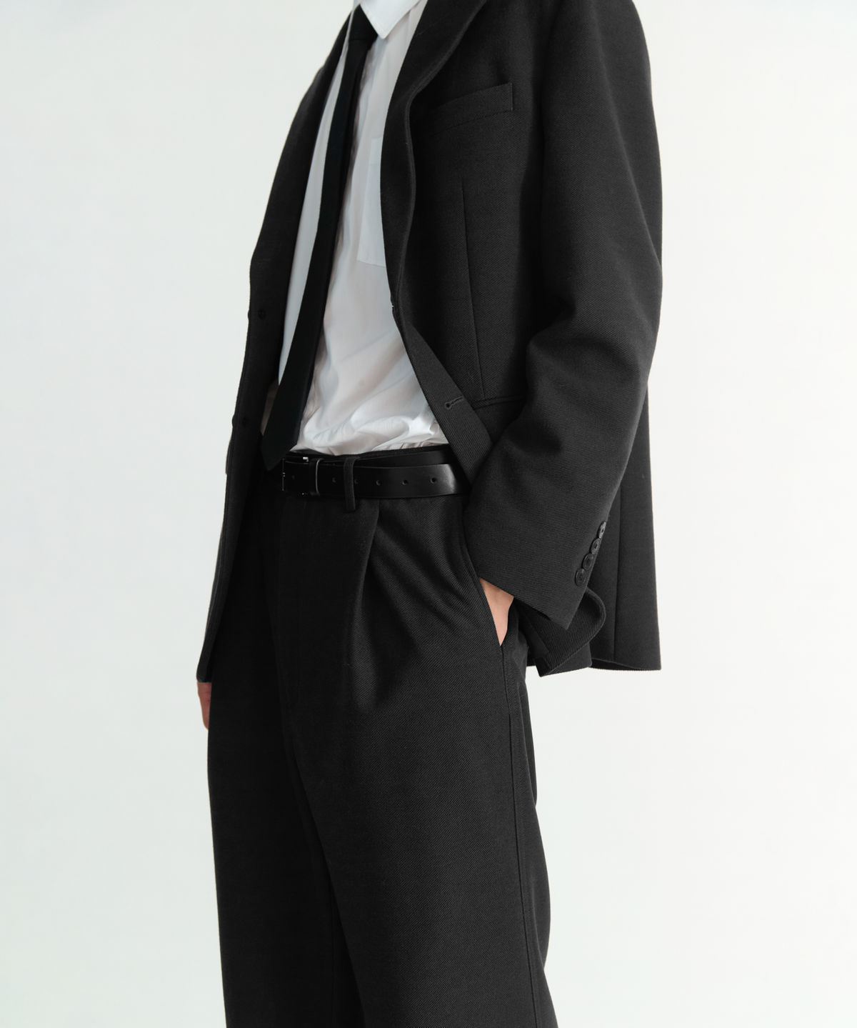 넌블랭크(NONBLANK) 원턱 와이드 핏 저지 슬랙스_DARK GREY