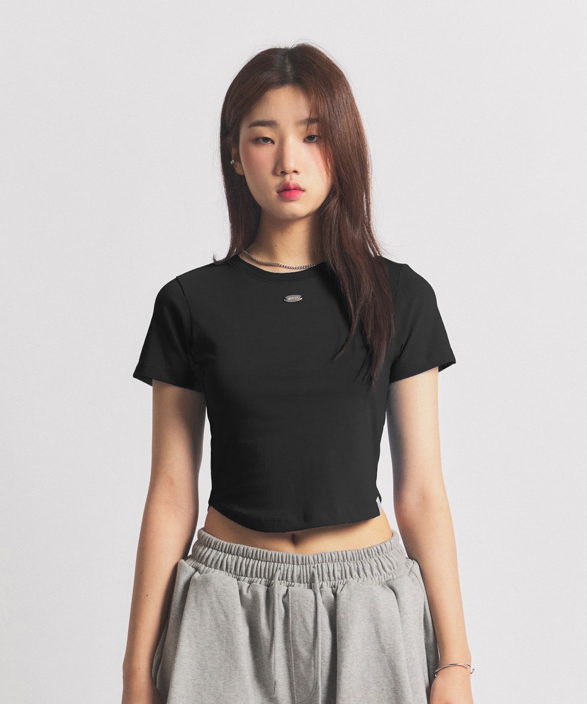 닐라이즈(NEALIZE) Round Semi Crop T-Shirt Black