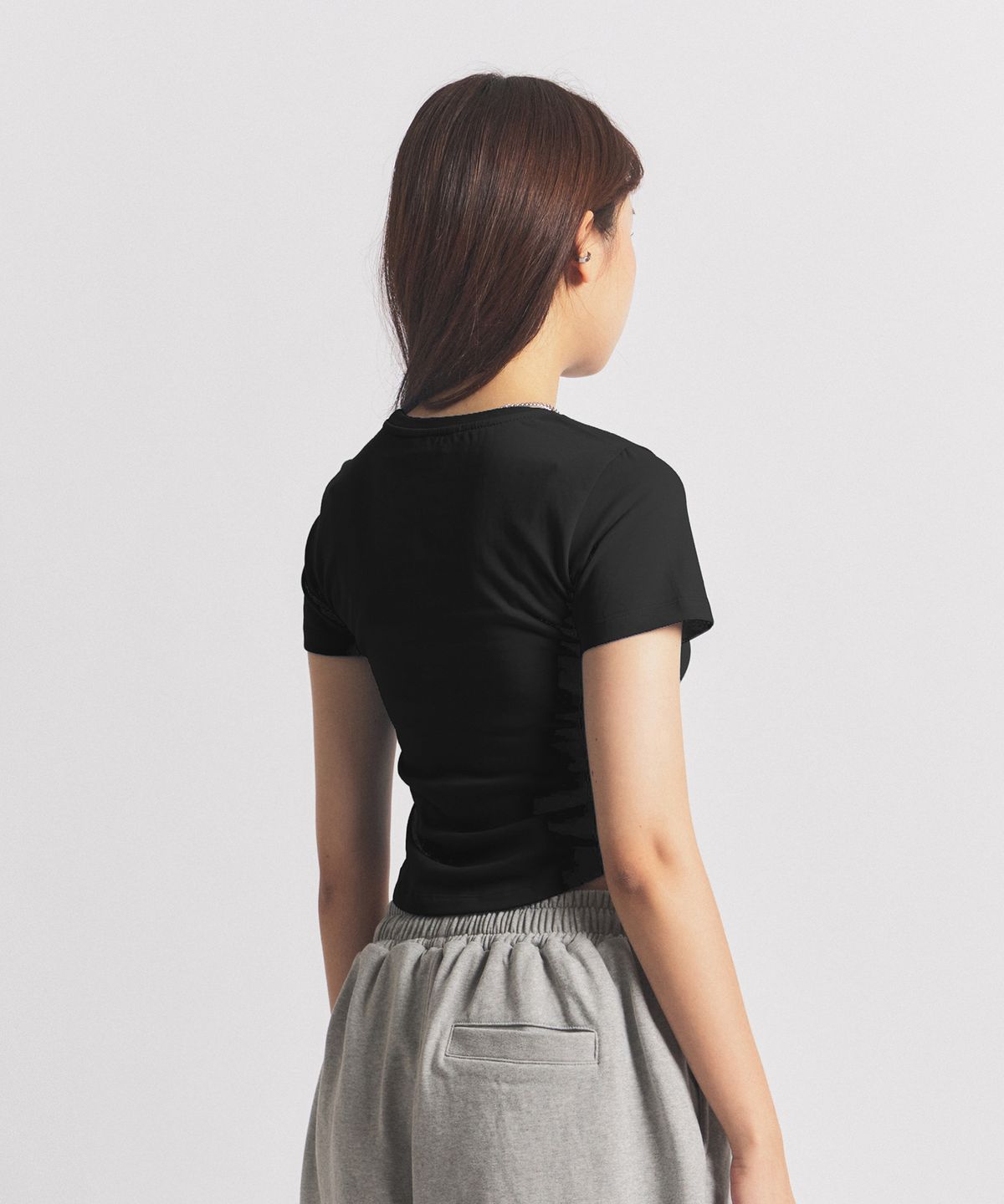 닐라이즈(NEALIZE) Round Semi Crop T-Shirt Black