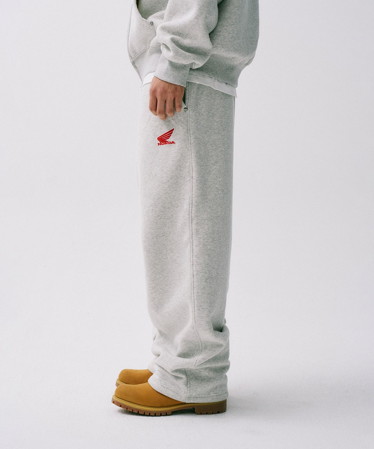 핍스 모터사이클(PHYPS MOTORCYCLE) Silky Boa Wing logo Sweat Pants_Oatmeal