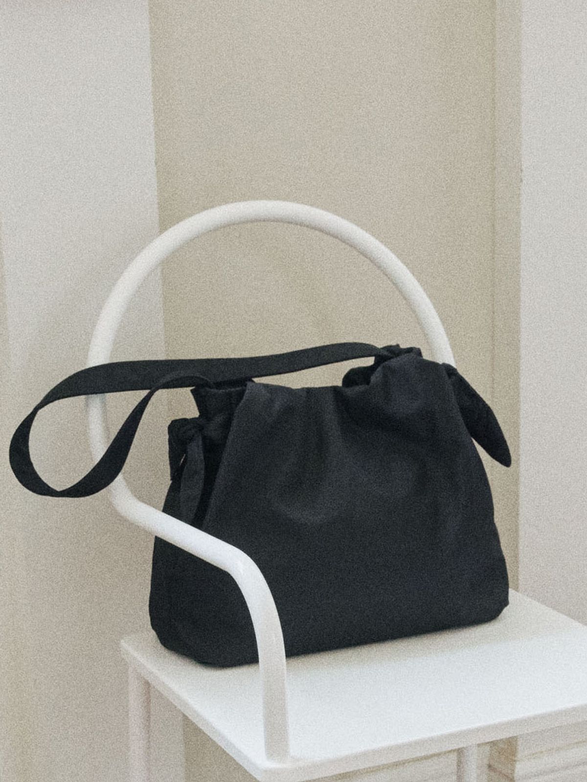 하이칙스(HIGH CHEEKS) Ribbon Nylon Bucket Bag_2COLORS_HC2478BG001M