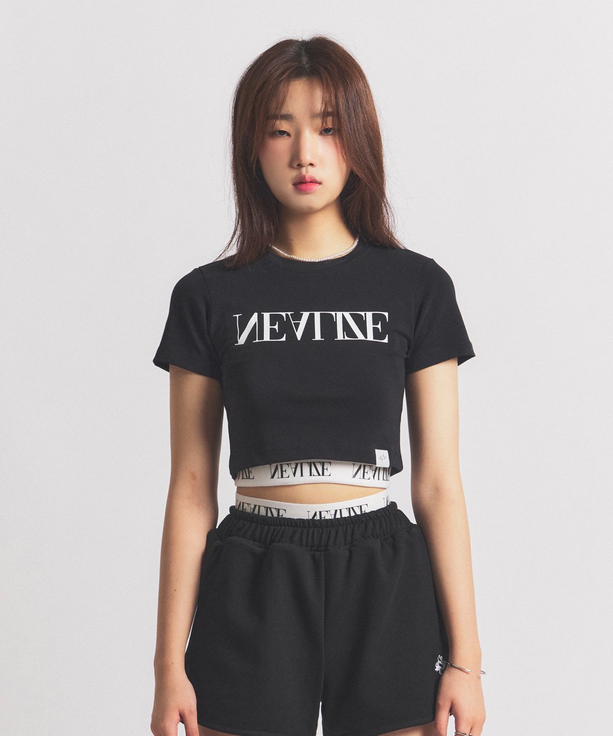 닐라이즈(NEALIZE) Logo Cropped Short Sleeve T-shirt Black