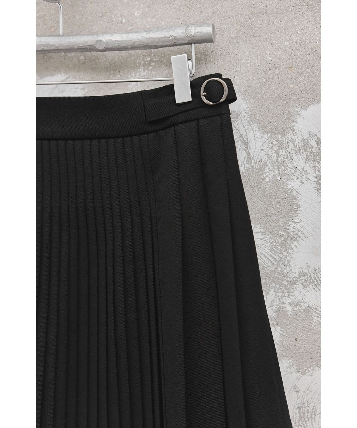 유스(YOUTH) Asymmetric Pleated Midi Skirt - Black