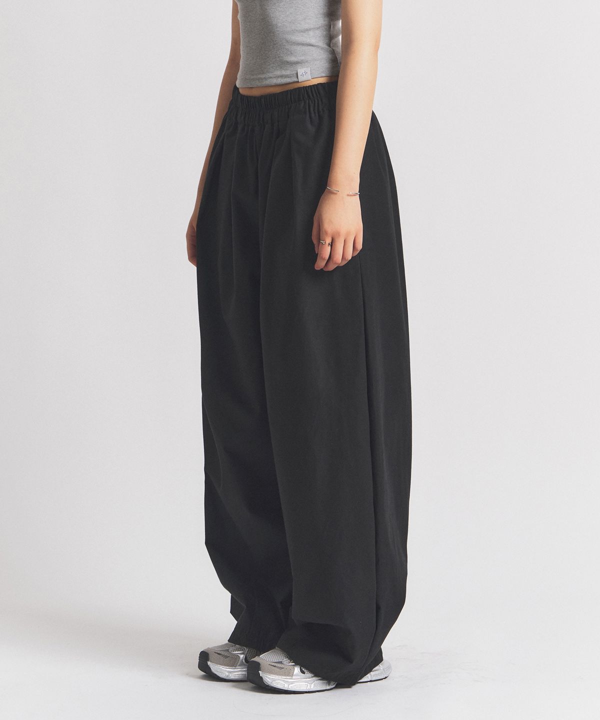 닐라이즈(NEALIZE) Mid-Rise Wide Pants Black