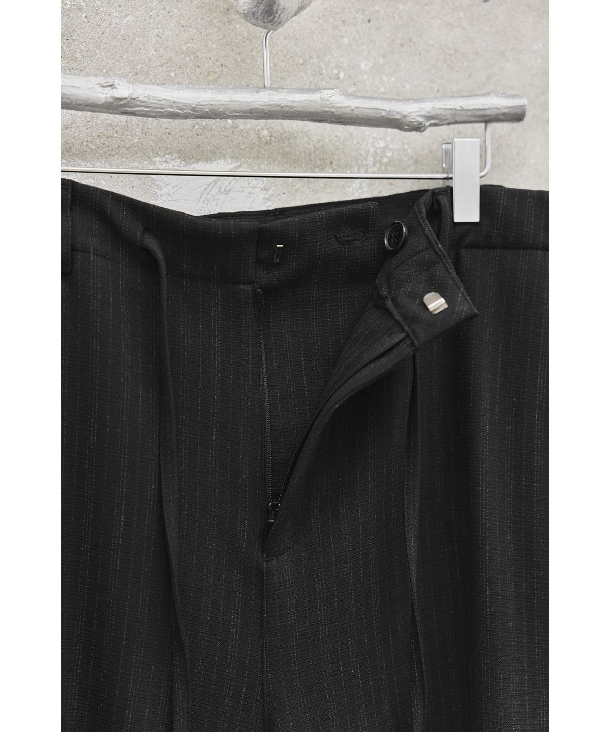 유스(YOUTH) Strap Wide Cargo Pants - Black Stripe