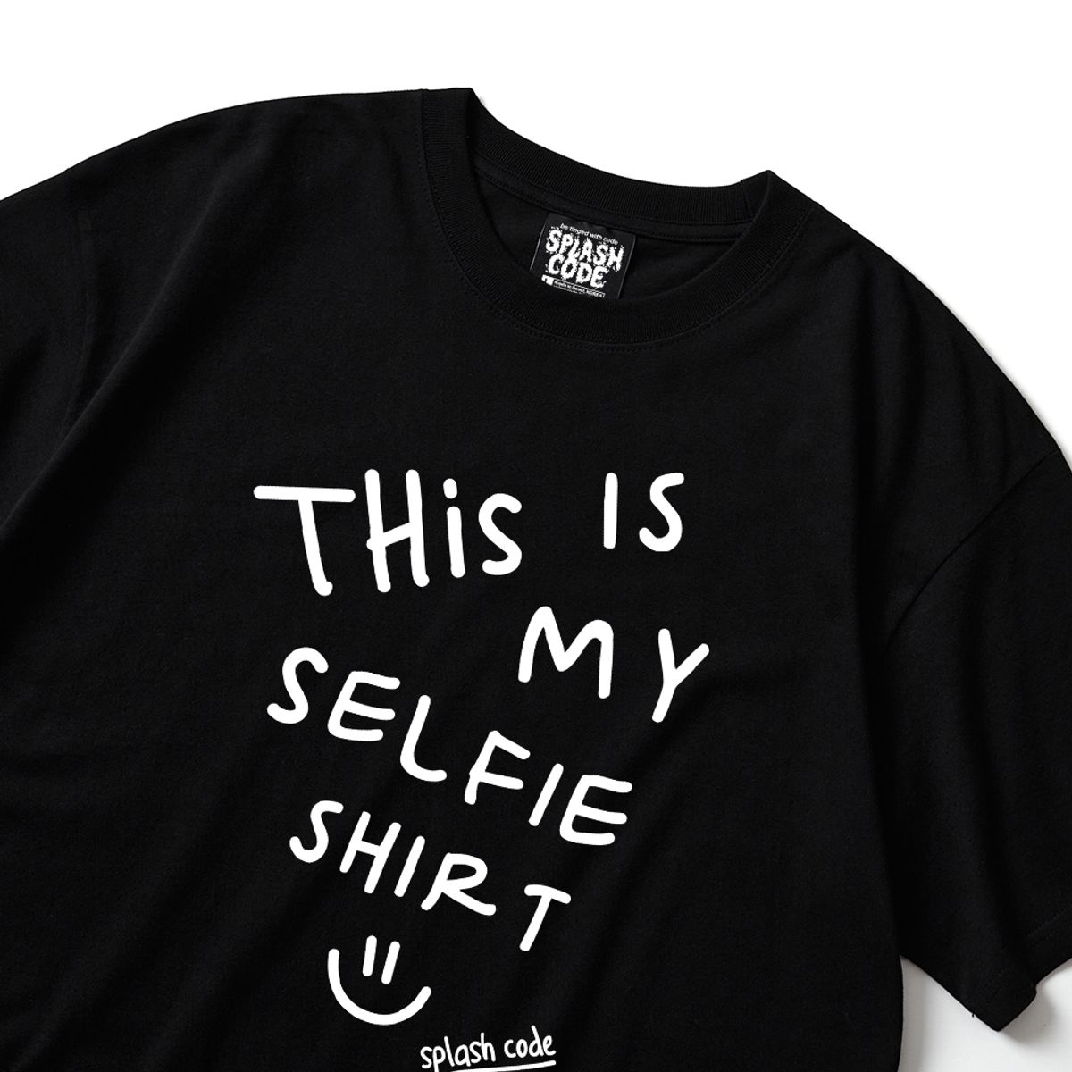 스플래시코드(SPLASHCODE) 반팔 티셔츠 블랙 - 셀피 셔츠 두들(Selfie Shirt Doddle)