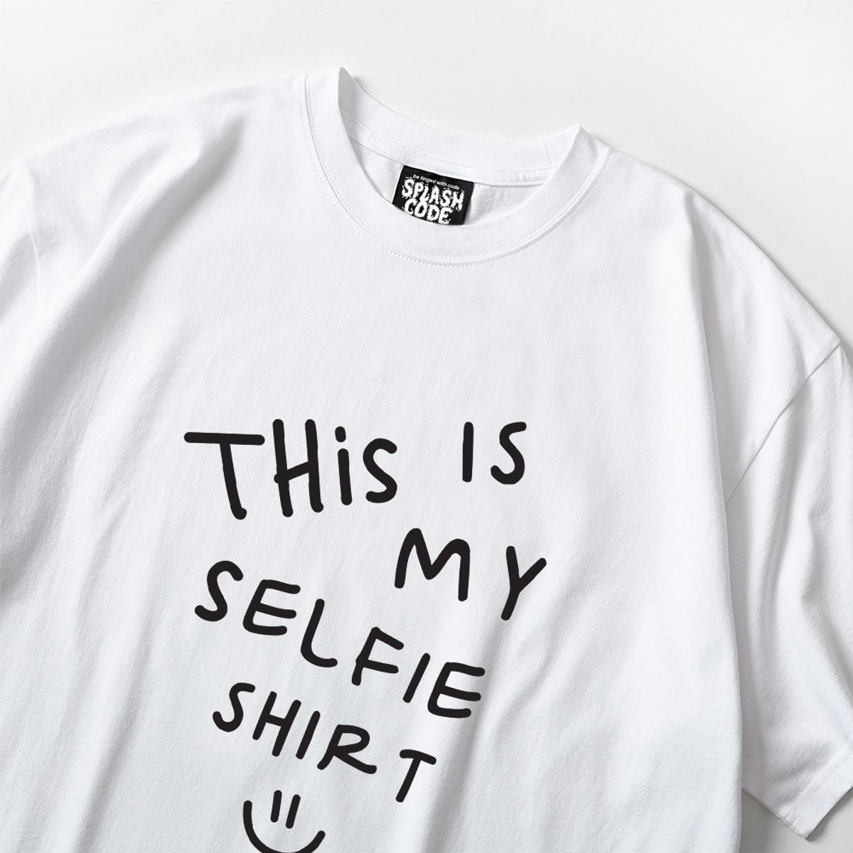 스플래시코드(SPLASHCODE) 반팔 티셔츠 화이트 - 셀피 셔츠 두들 블랙(Selfie Shirt Doddle Black)