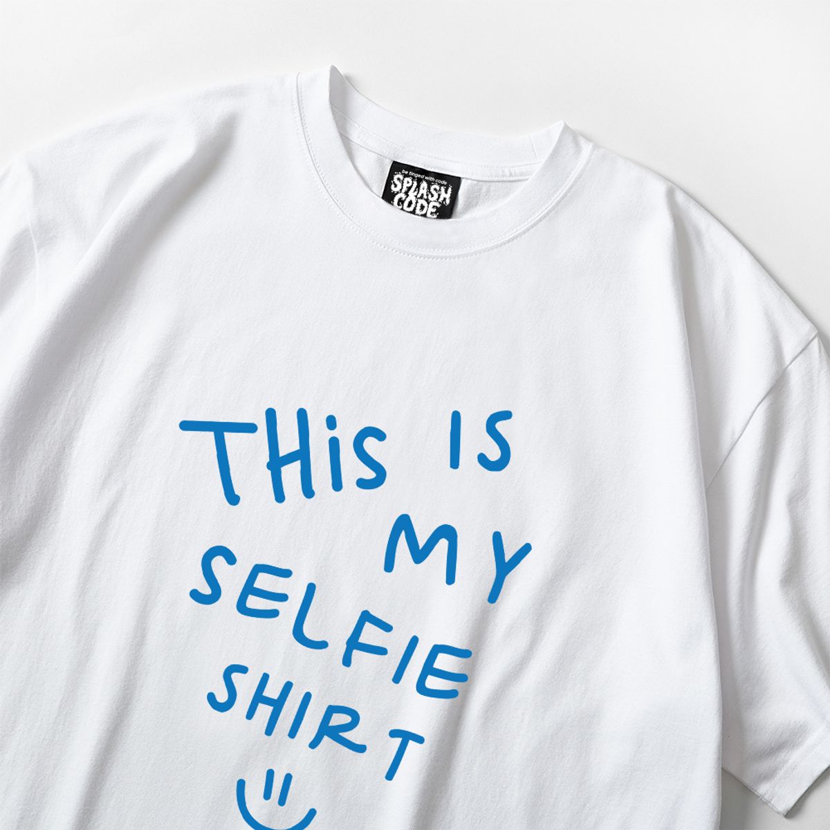 스플래시코드(SPLASHCODE) 반팔 티셔츠 화이트 - 셀피 셔츠 두들 블루(Selfie Shirt Doddle Blue)