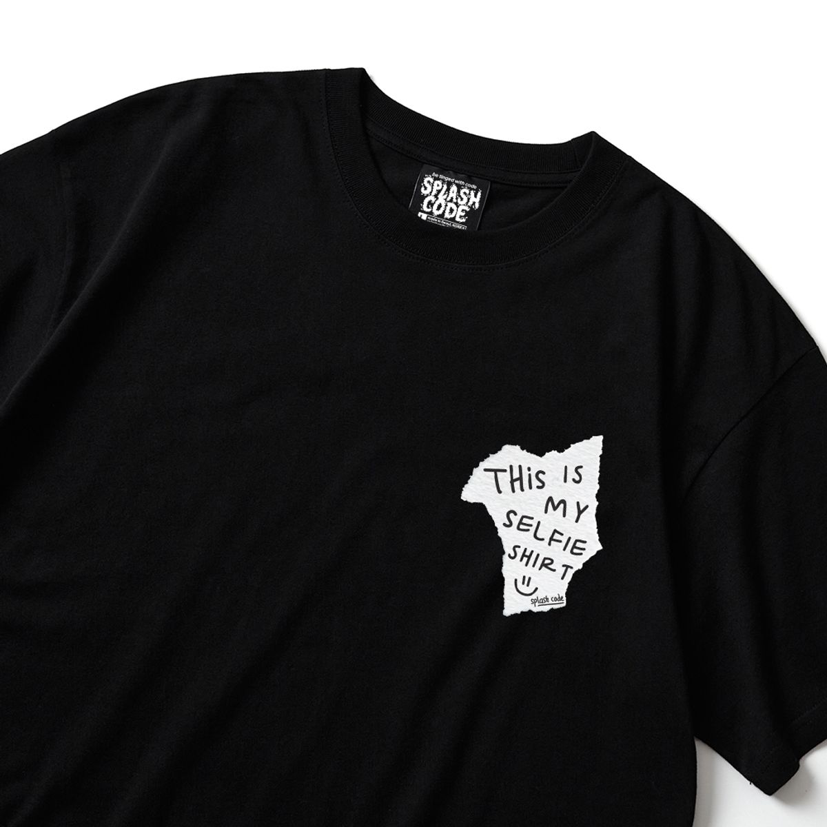 스플래시코드(SPLASHCODE) 반팔 티셔츠 블랙 - 셀피 셔츠 페이퍼(Selfie Shirt Paper)