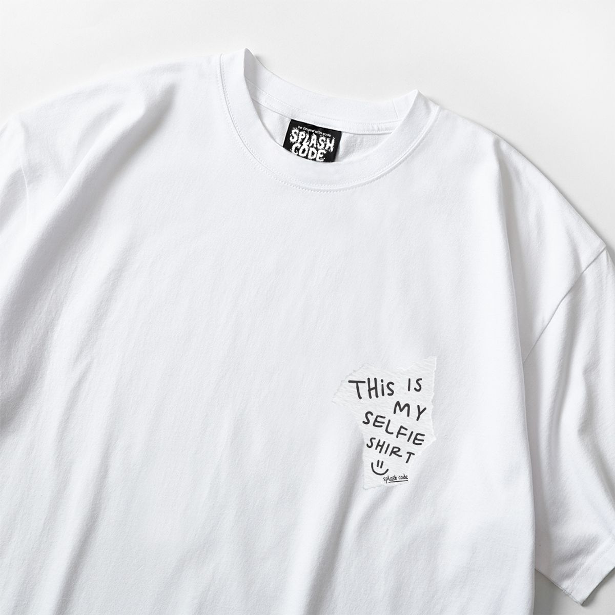 스플래시코드(SPLASHCODE) 반팔 티셔츠 화이트 - 셀피 셔츠 페이퍼(Selfie Shirt Paper)