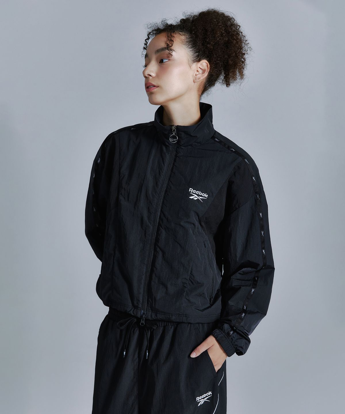 리복(REEBOK) 라이벌 크롭 윈드 브레이커 (W) - 블랙