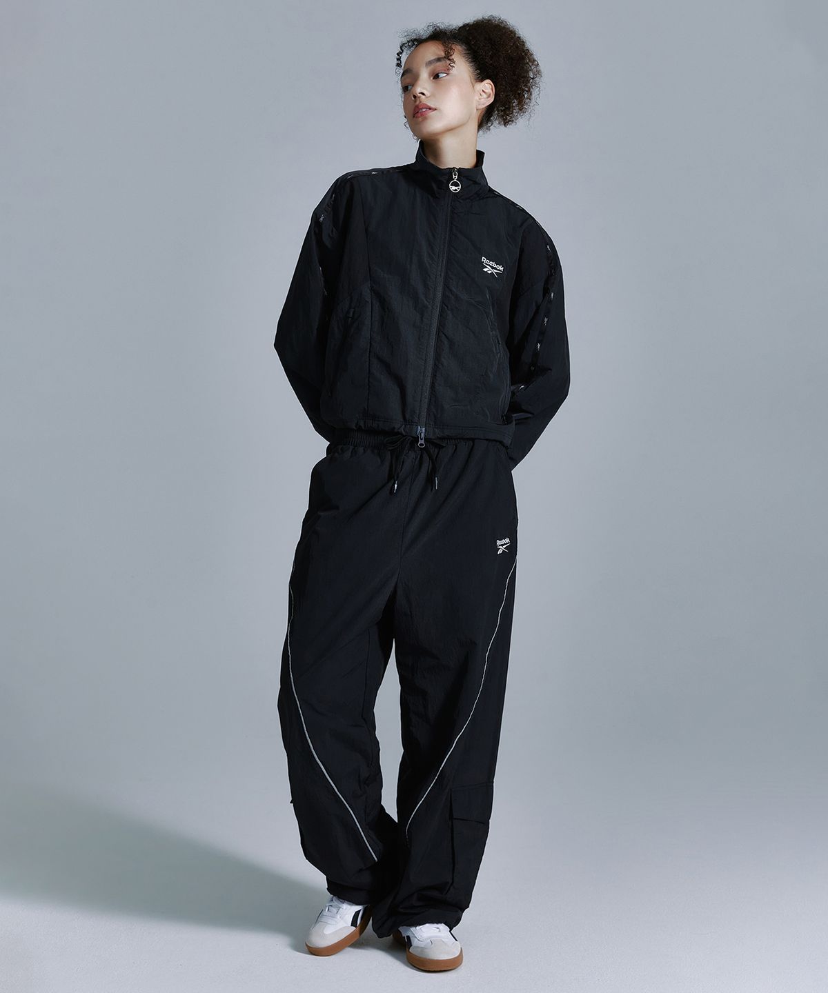 리복(REEBOK) 라이벌 크롭 윈드 브레이커 (W) - 블랙