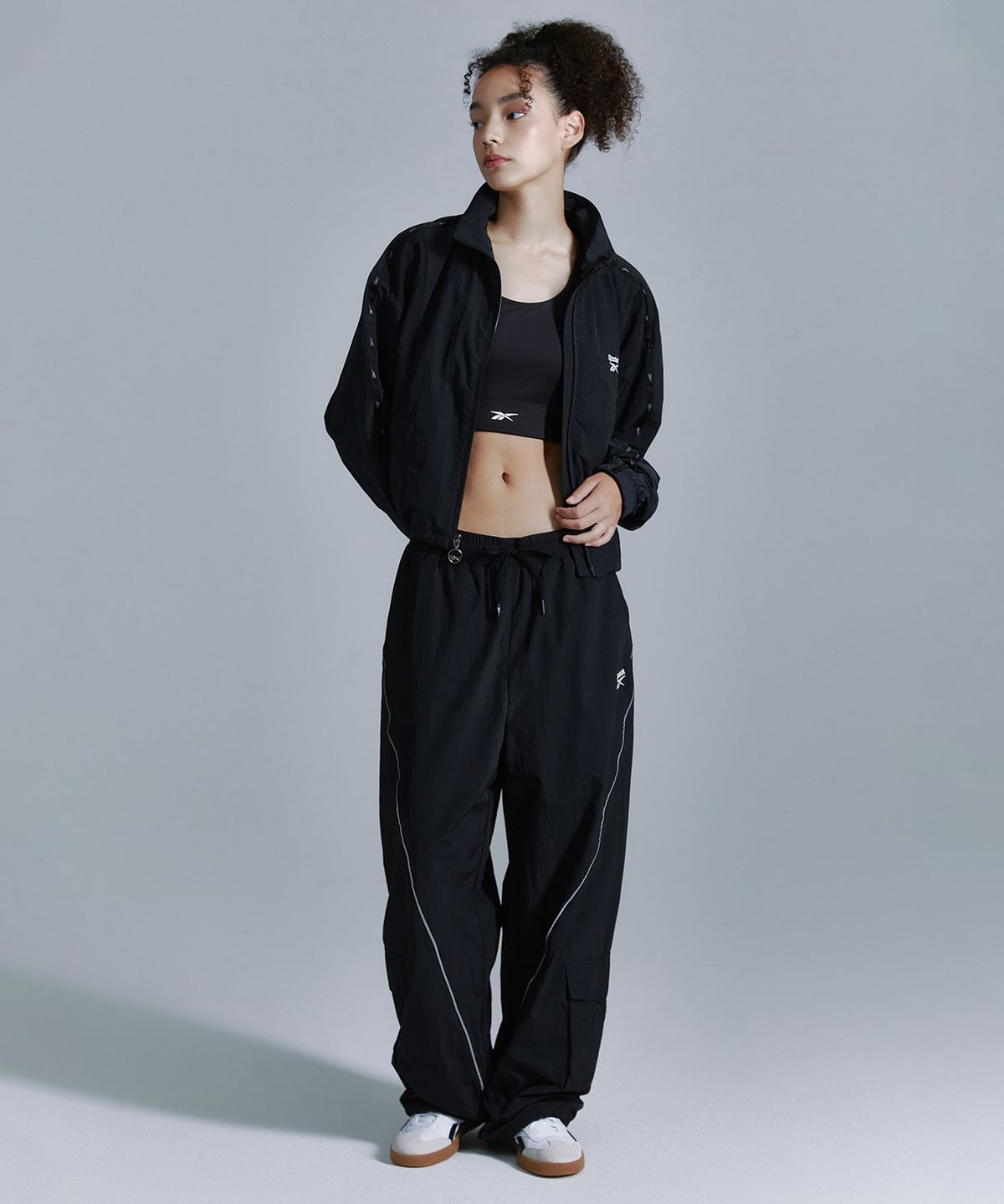 리복(REEBOK) 라이벌 크롭 윈드 브레이커 (W) - 블랙