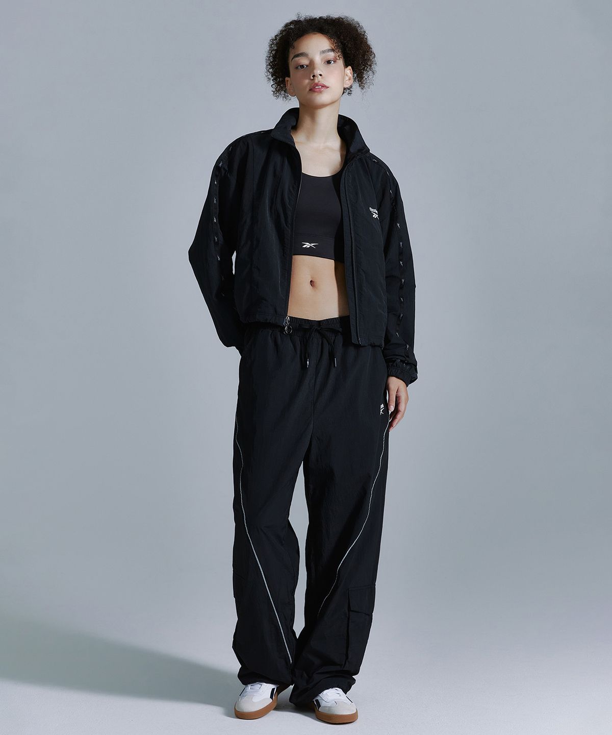 리복(REEBOK) 라이벌 크롭 윈드 브레이커 (W) - 블랙