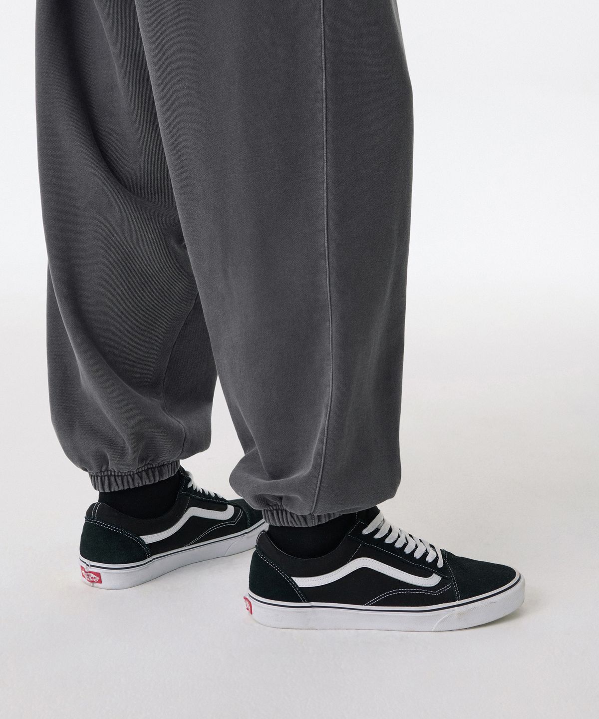 무신사 스탠다드(MUSINSA STANDARD) 피그먼트 와이드 스웨트 팬츠 [차콜 그레이]