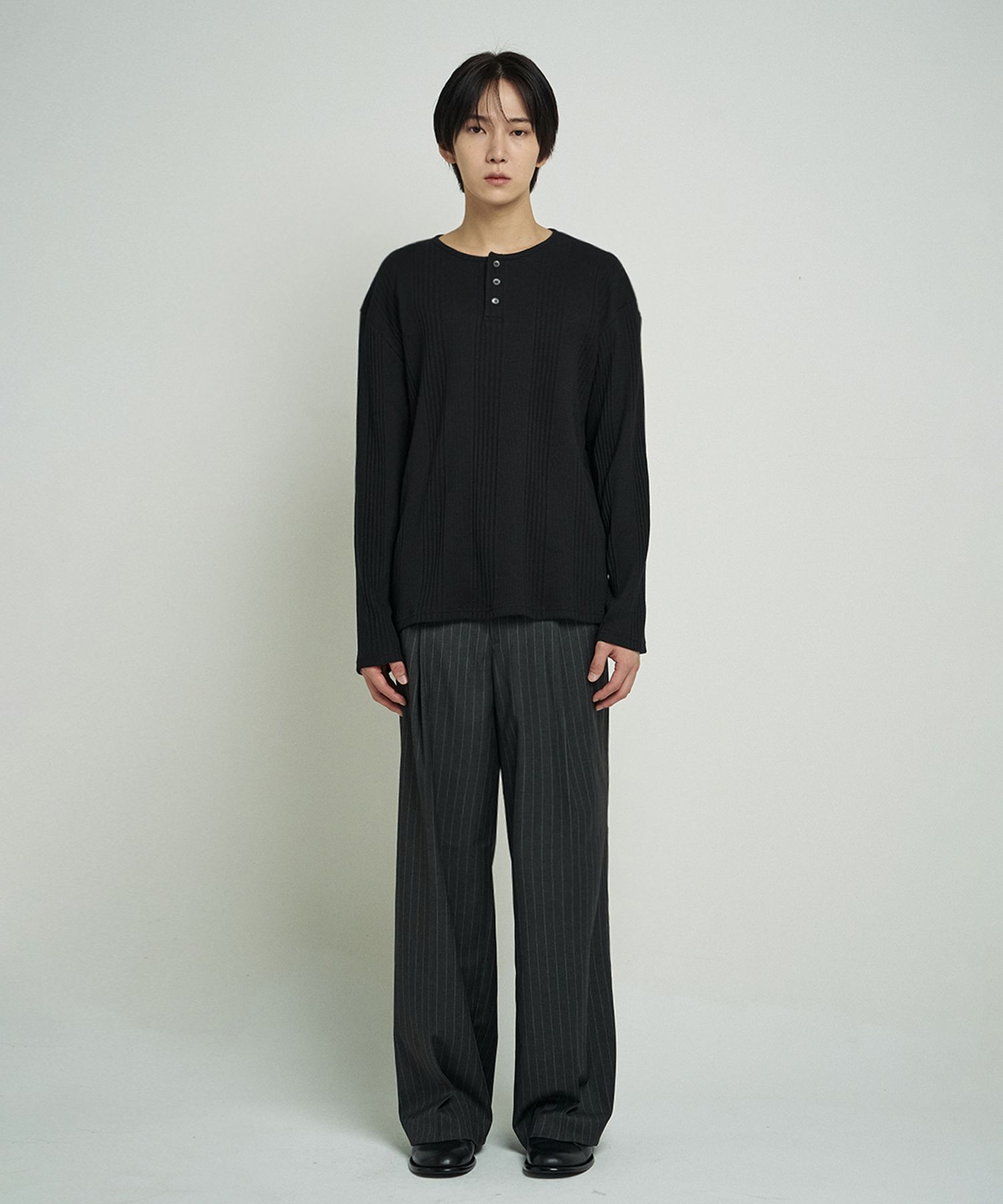 MUSINSA | JUAN HOMME Pinstripe Wide Trousers (Charcoal)