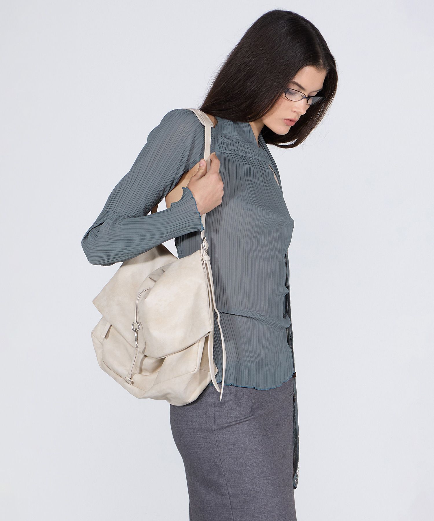 MUSINSA公式 | SCULPTOR Folded Slouchy Bag Dirty Ivory