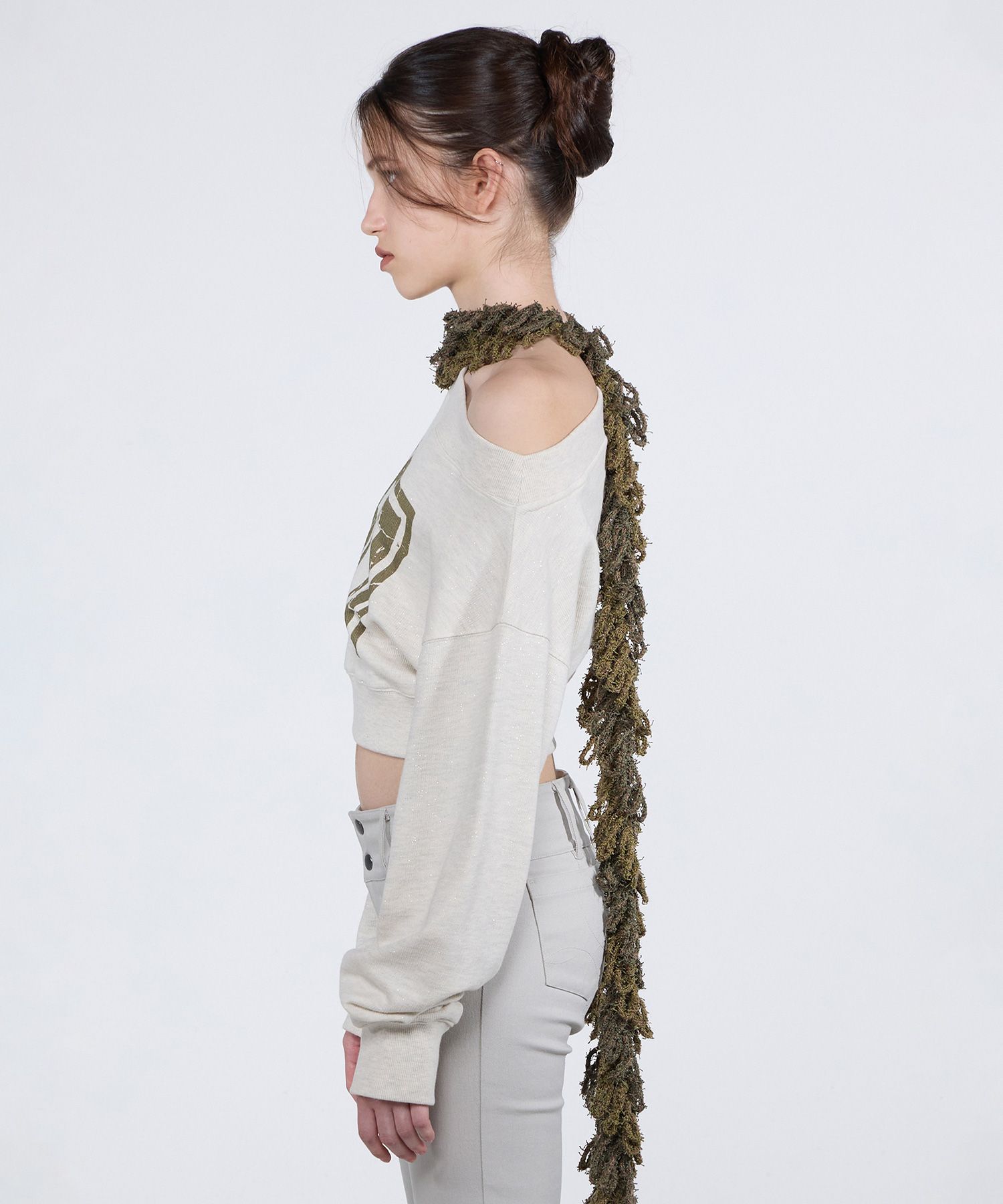 MUSINSA | SCULPTOR Off-Shoulder Cropped Sweatshirt White Melange