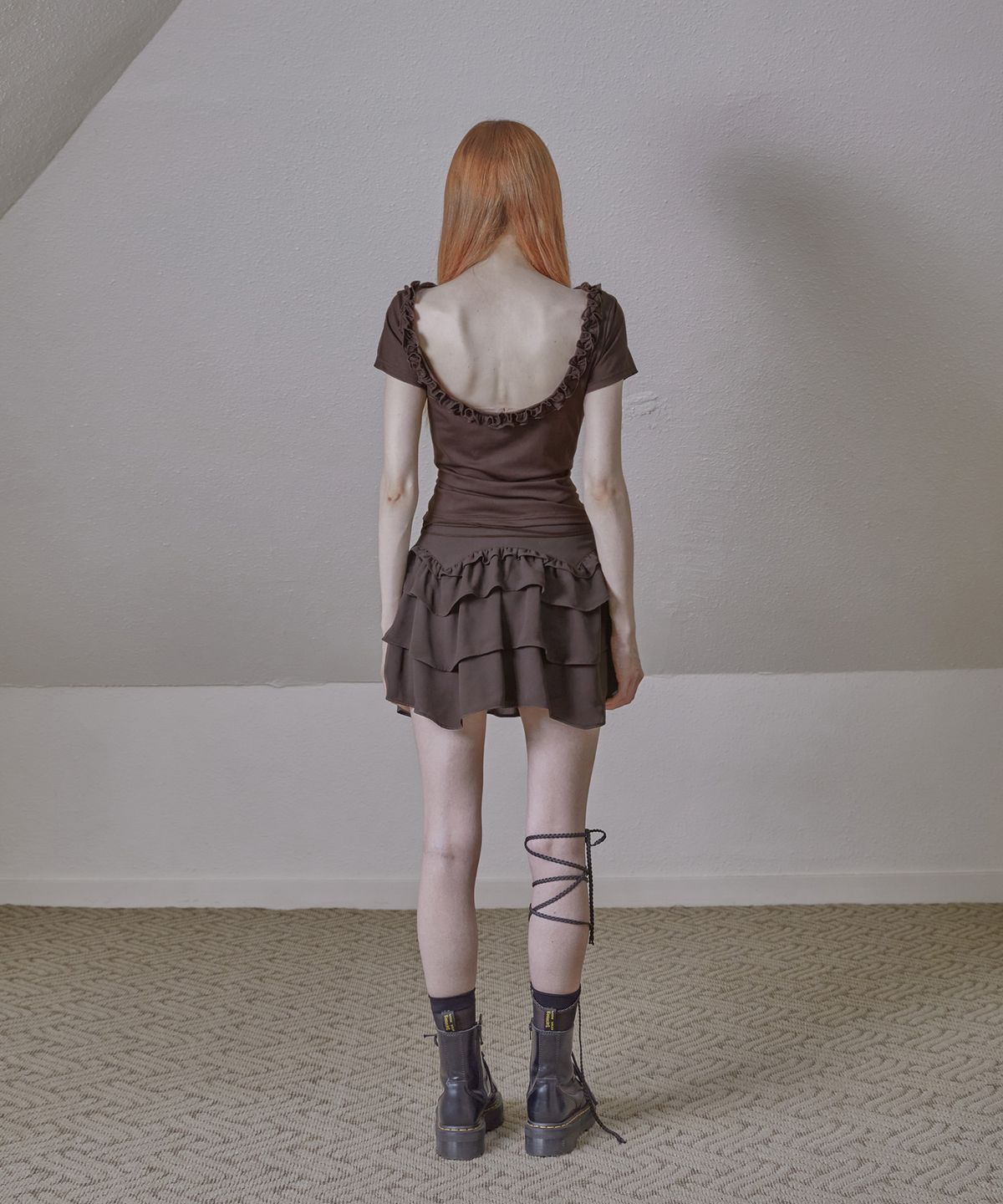 페이즈드(FAZED) 백 오픈 러플 탑_브라운