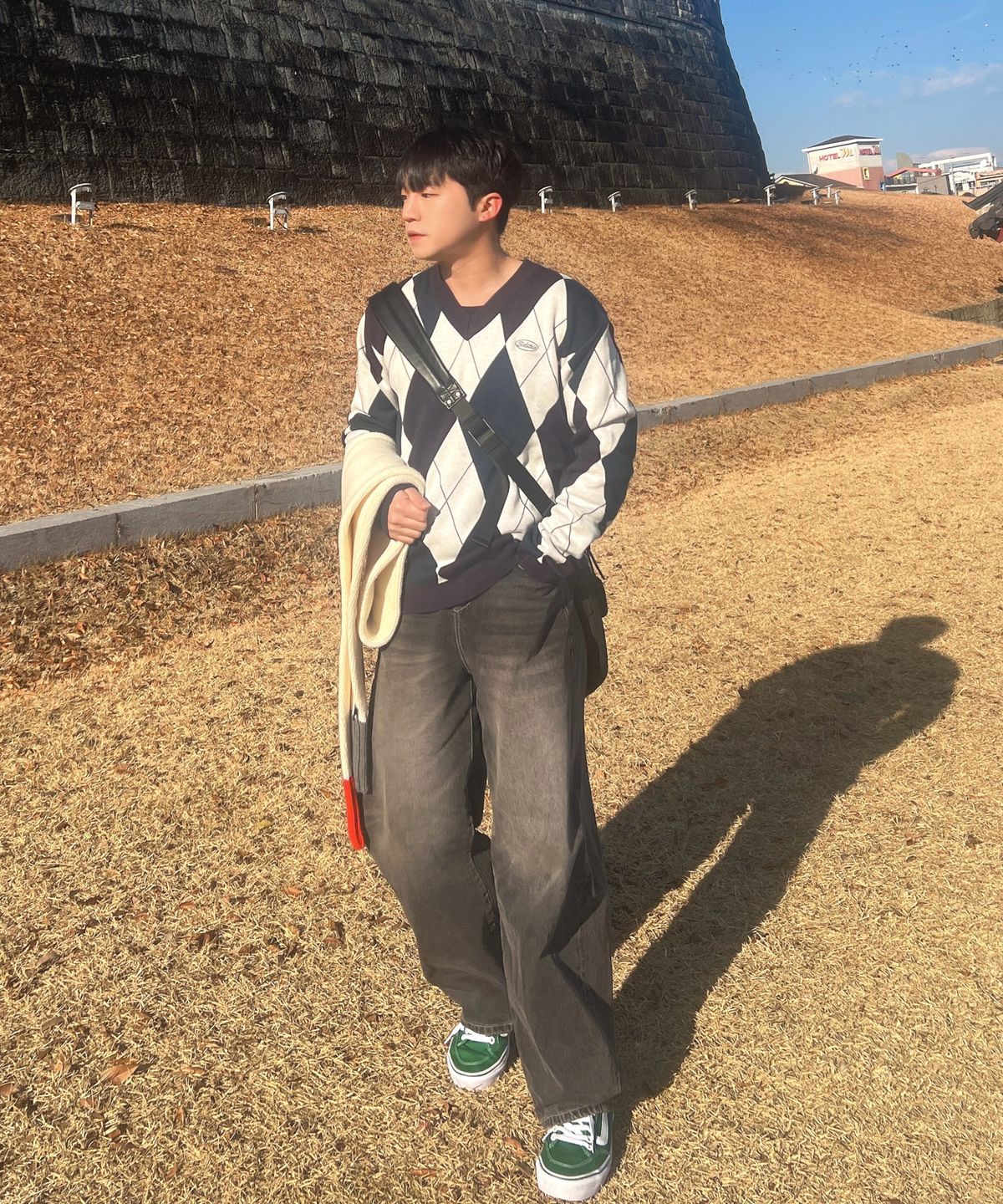 셀리티오(SELITIO) 아가일 브이넥 소프트 니트 네이비