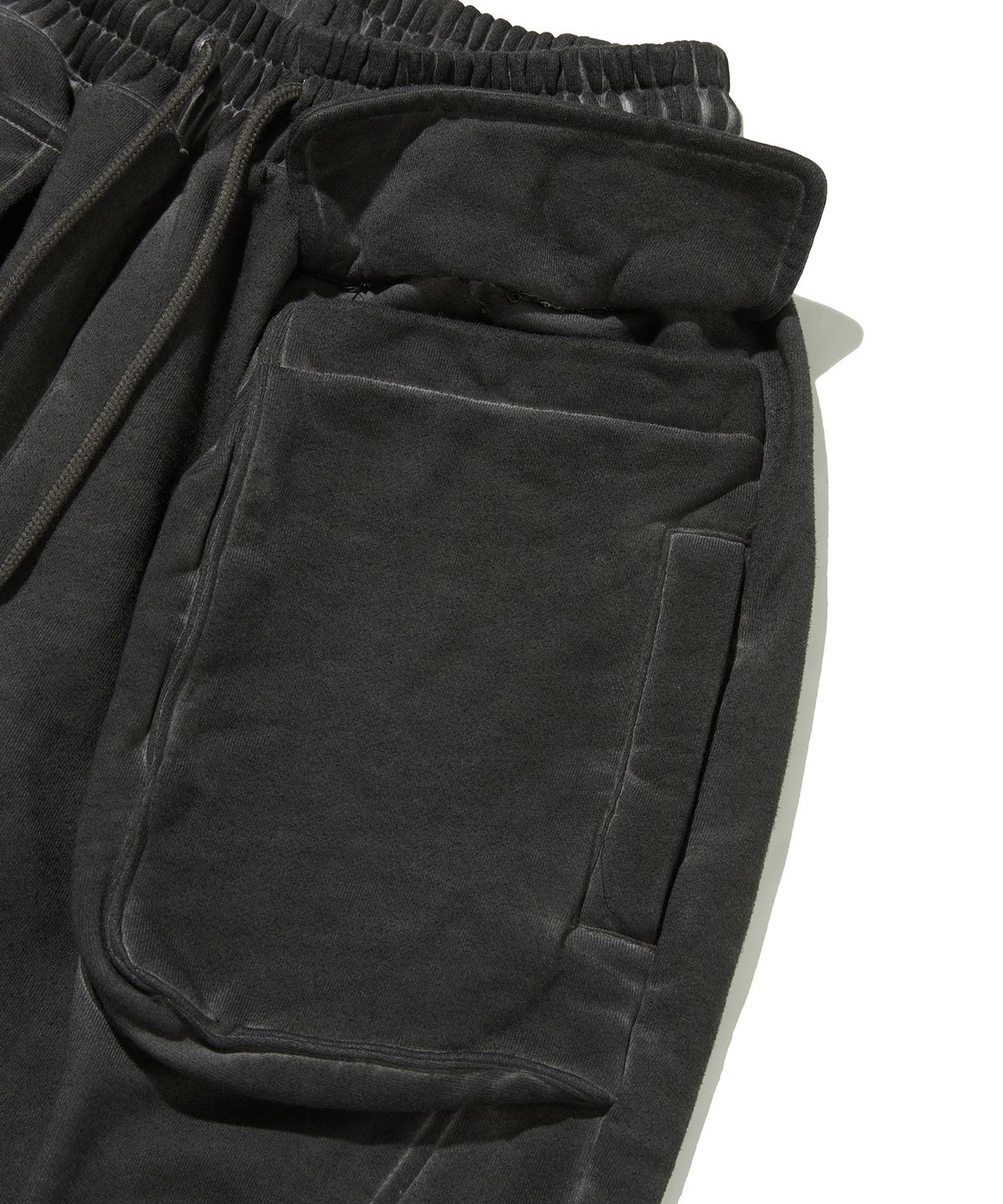 스웨이드(SUADE) CUT OUT SWEAT PANTS [BLACK]