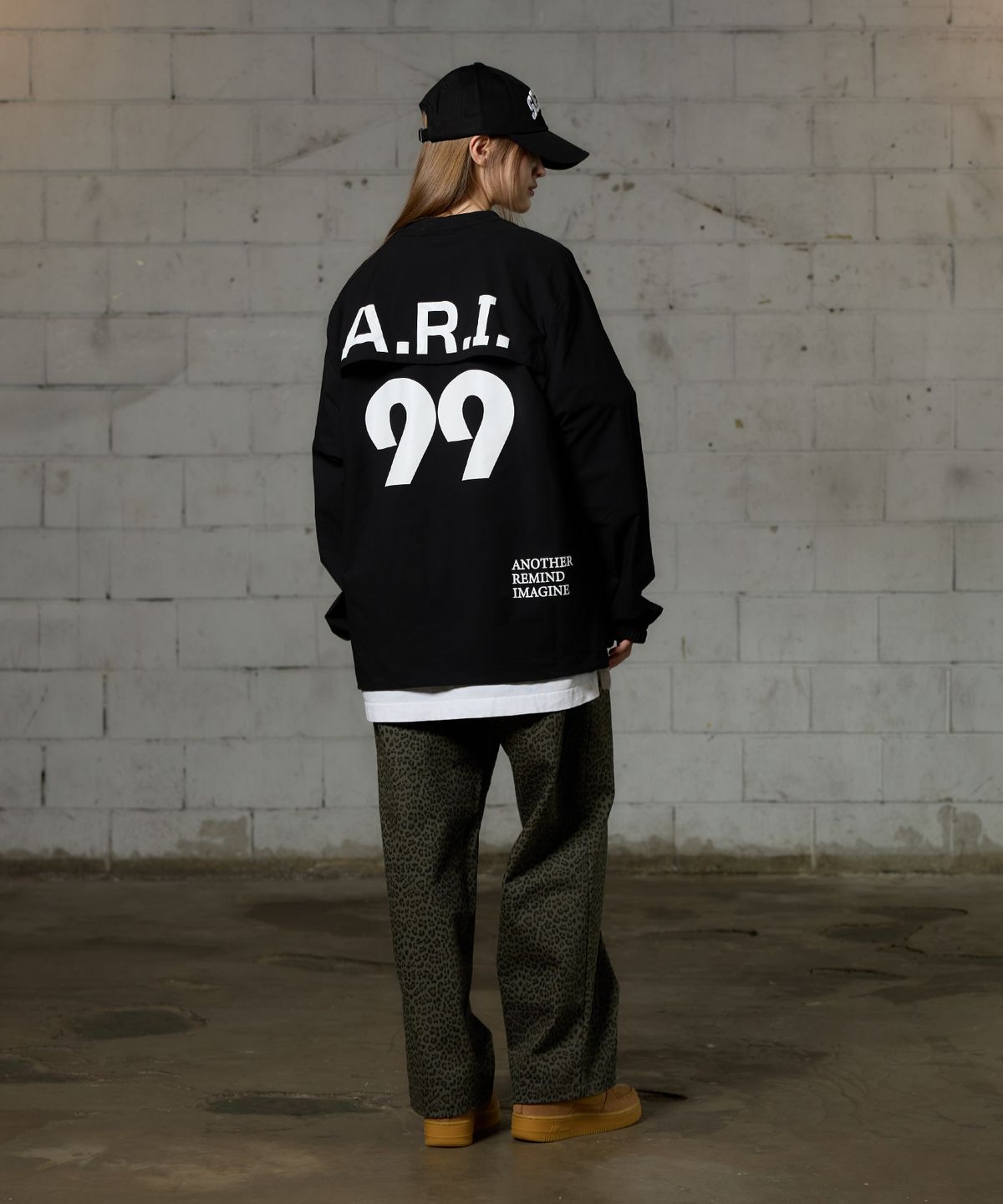 아리킴(ARIKIM) ARI LONG SLEEVE JERSEY T-SHIRT / BLACK