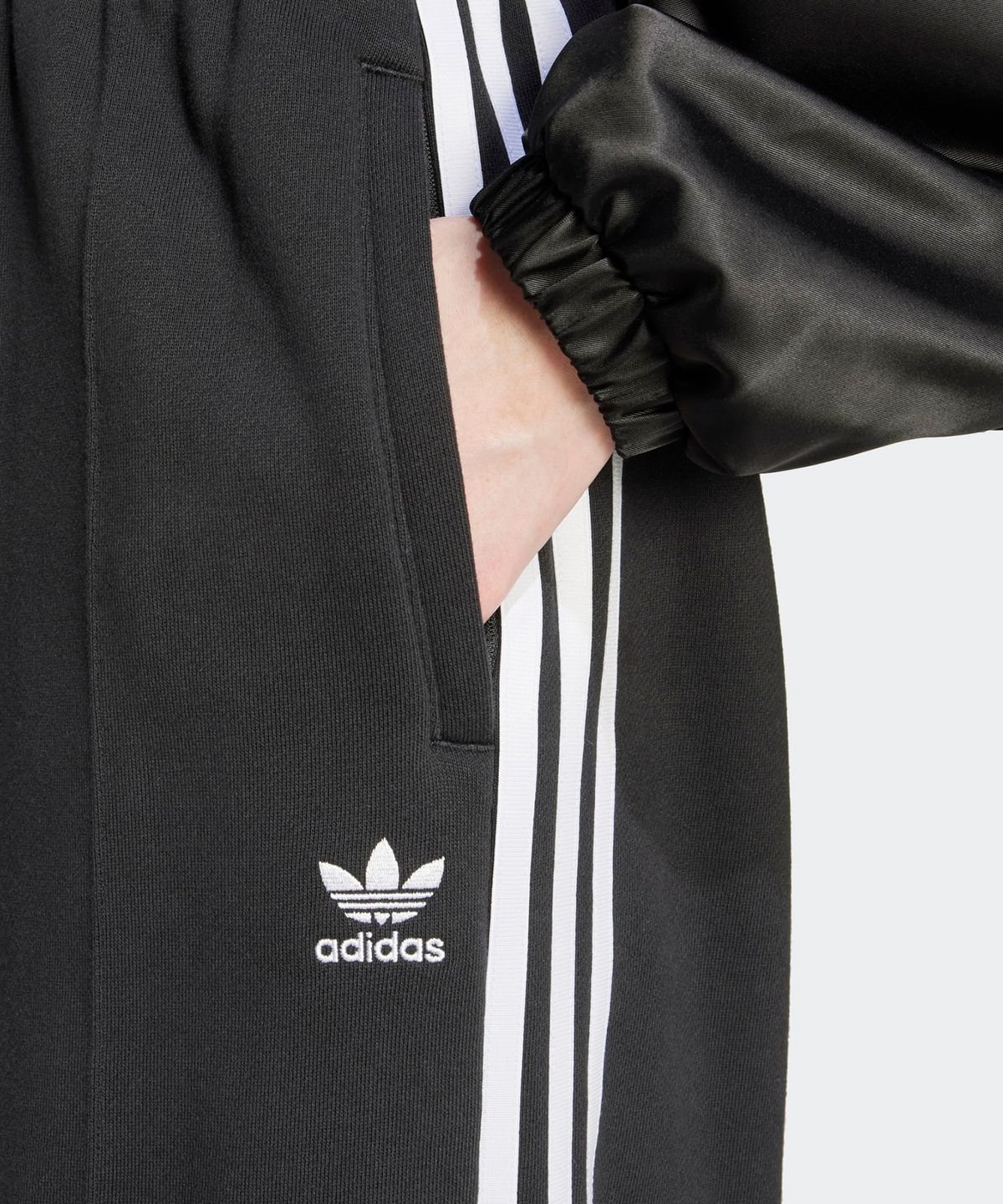 아디다스(ADIDAS) 3S 와이드 레그 팬츠 - 블랙 / IY7255