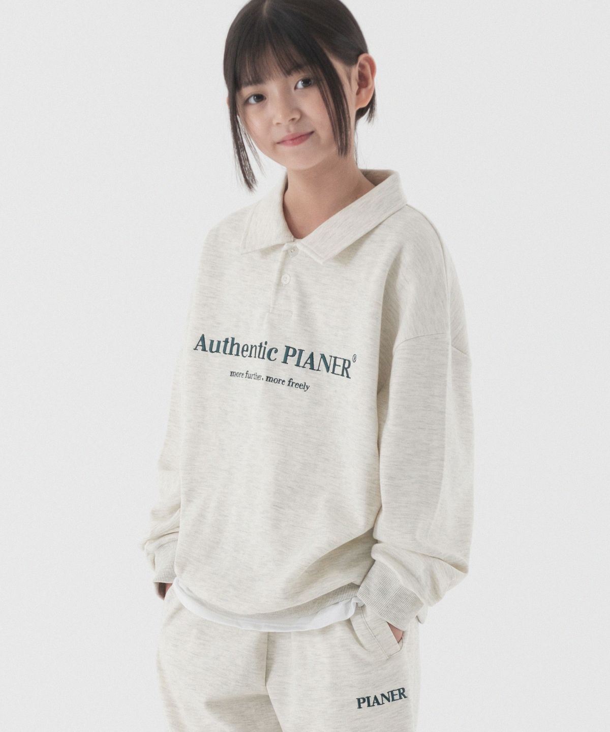 피아네르 키즈(PIANER KIDS) 어센틱 로고 오버핏 카라 맨투맨 (오트밀)