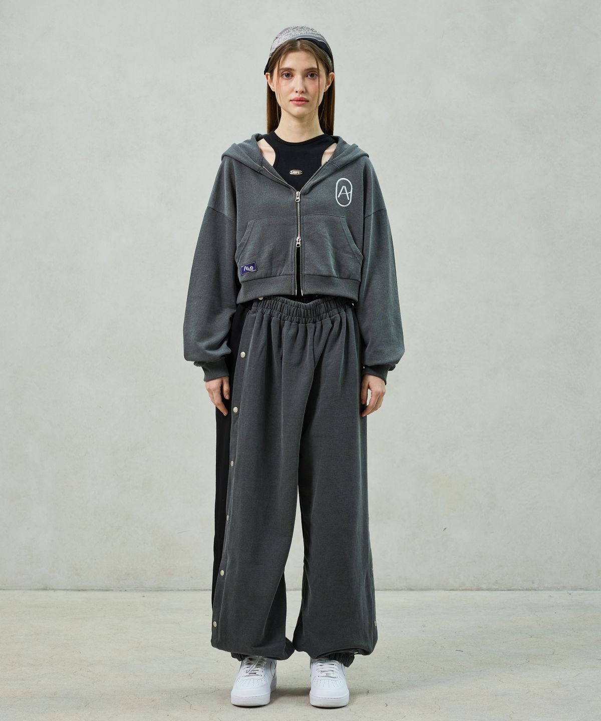 아리킴(ARIKIM) PITA SNAP OFF SWEAT PANTS / CHARCOAL