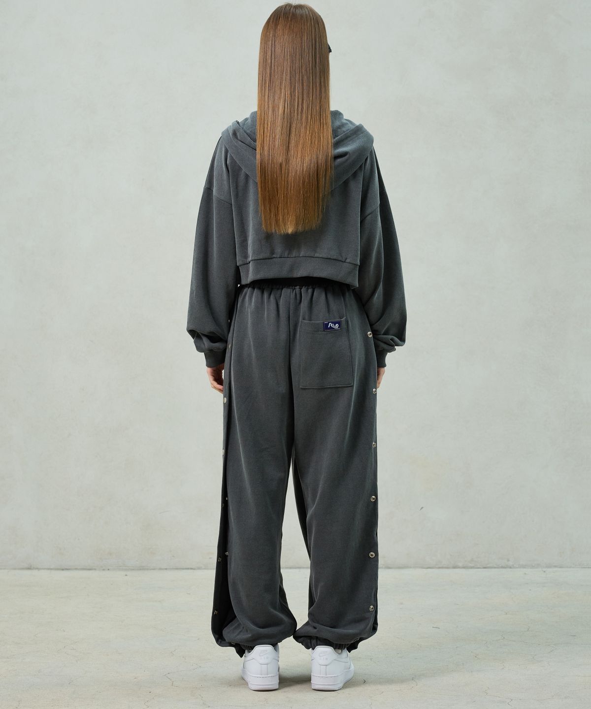 아리킴(ARIKIM) PITA SNAP OFF SWEAT PANTS / CHARCOAL