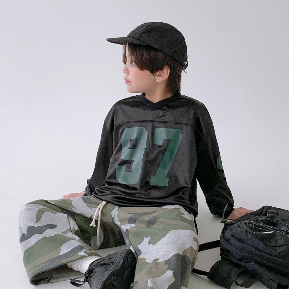 베리클로젯(BERRYCLOSET) 애슬래틱 97 브이 티셔츠