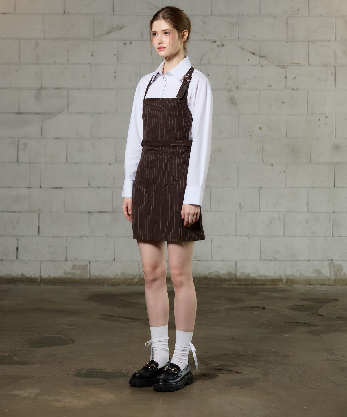 아리킴(ARIKIM) MEOW BUCKLE MINI DRESS / BROWN