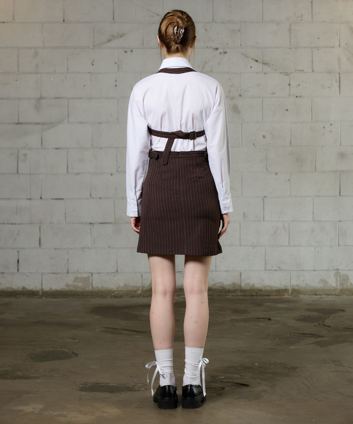 아리킴(ARIKIM) MEOW BUCKLE MINI DRESS / BROWN