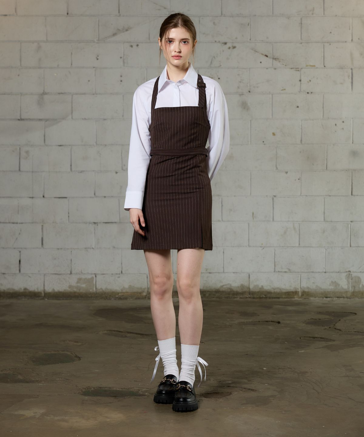 아리킴(ARIKIM) MEOW BUCKLE MINI DRESS / BROWN