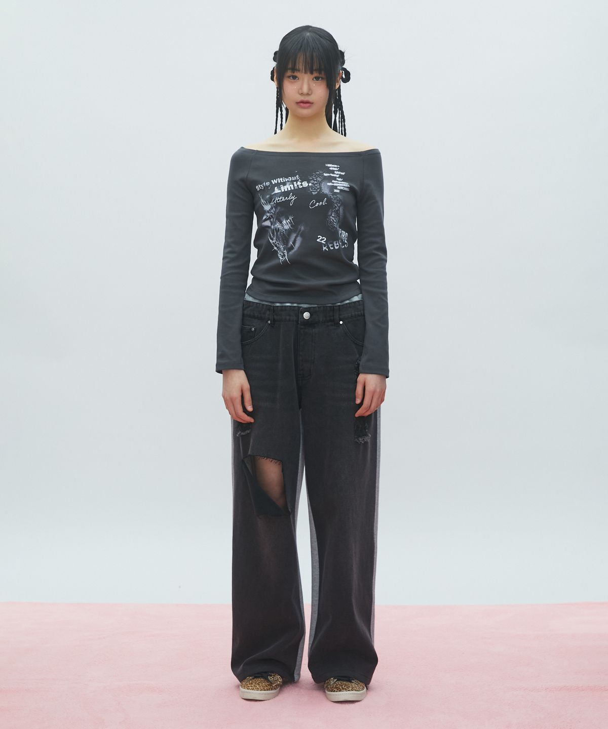 라라폭스(LALAFOX) OFF-SHOULDER PRINTING T-SHIRT 오프숄더 티셔츠 CHARCOAL BQ4CL005