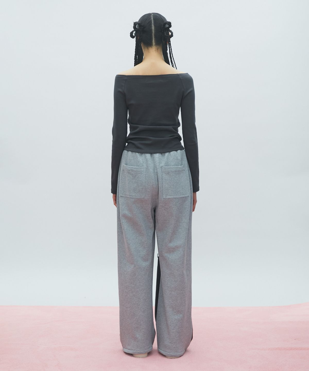 라라폭스(LALAFOX) OFF-SHOULDER PRINTING T-SHIRT 오프숄더 티셔츠 CHARCOAL BQ4CL005