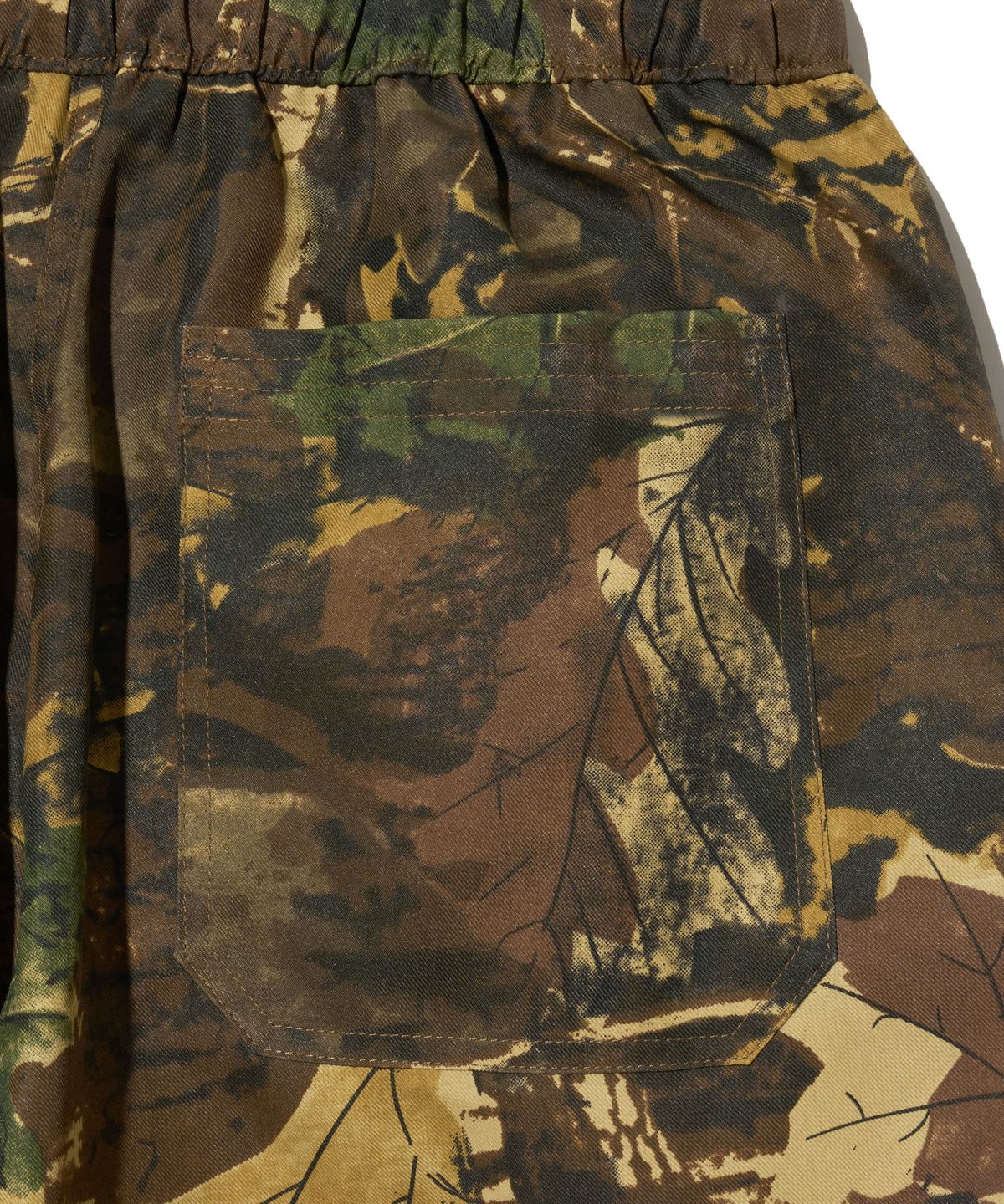 브라운브레스(BROWNBREATH) TAG CAMOUFLAGE BANDING PANTS - BROWN