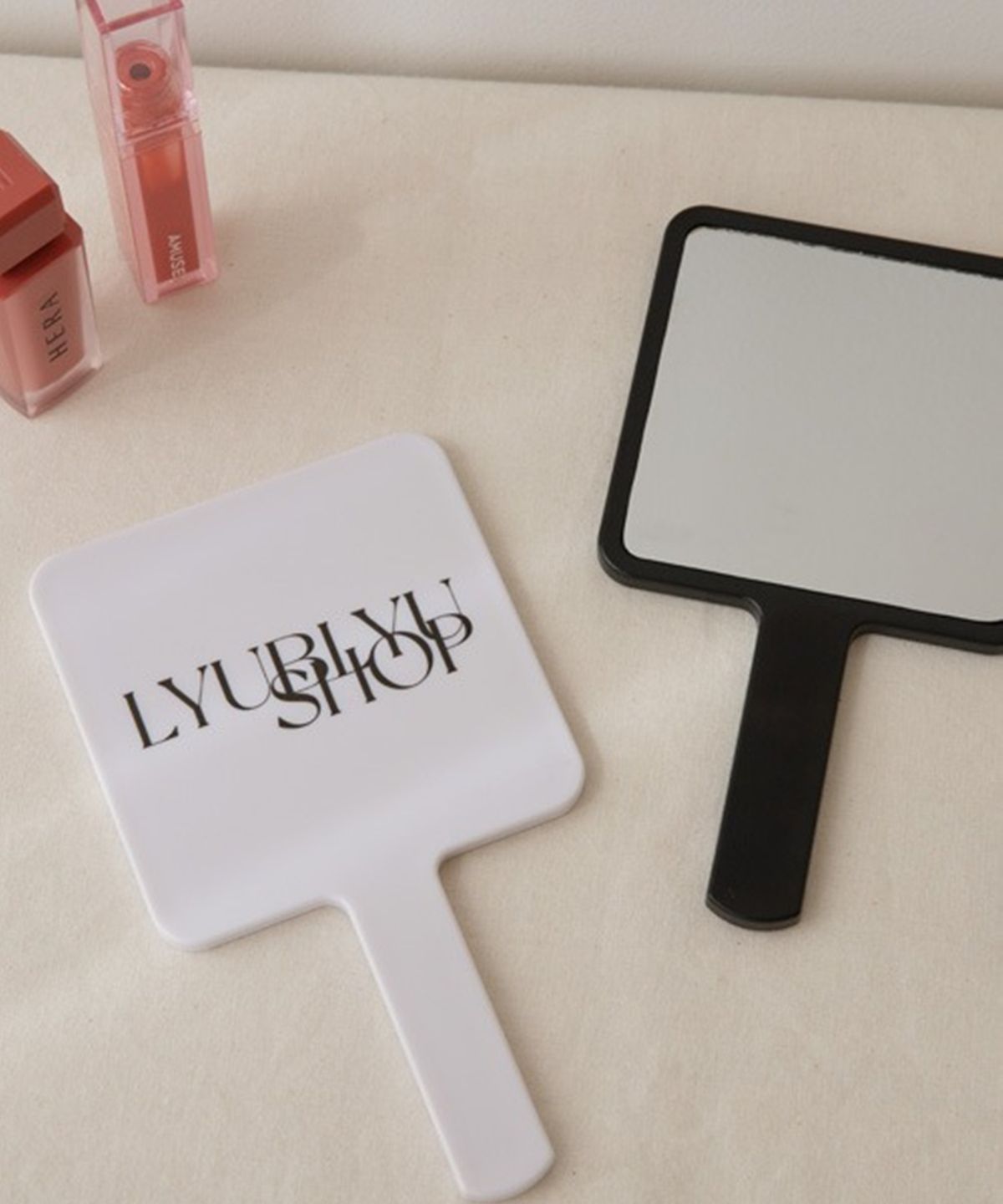 류블류샵(LYUBLYUSHOP) 무광 스퀘어 손거울 2colors