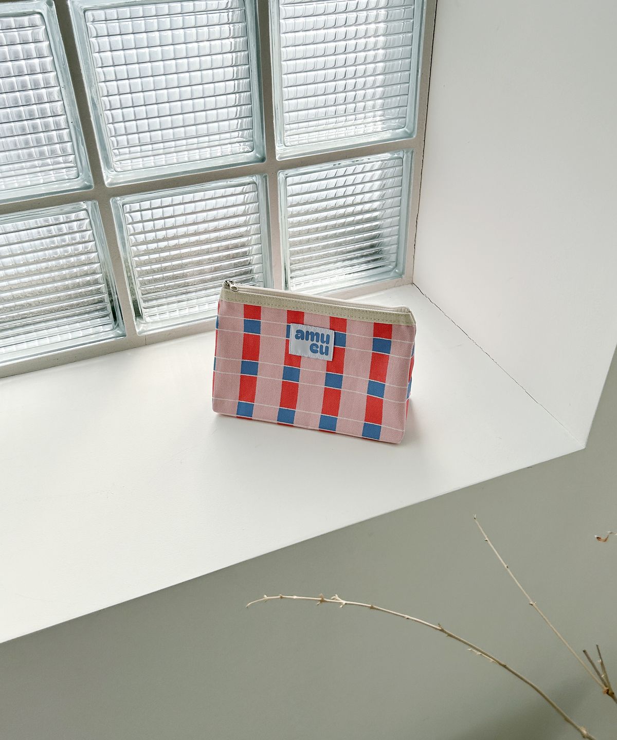 아무이유(AMUEU) 얼음동동 딸기라떼 파우치 ICE DONGDONG STRAWBERRY LATTE POUCH M/L