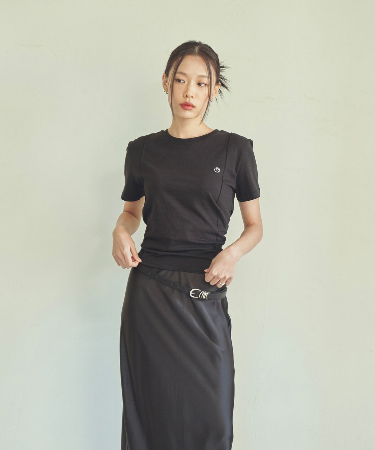 레디(RED.2) 핀턱 로고 자수 반팔 블랙