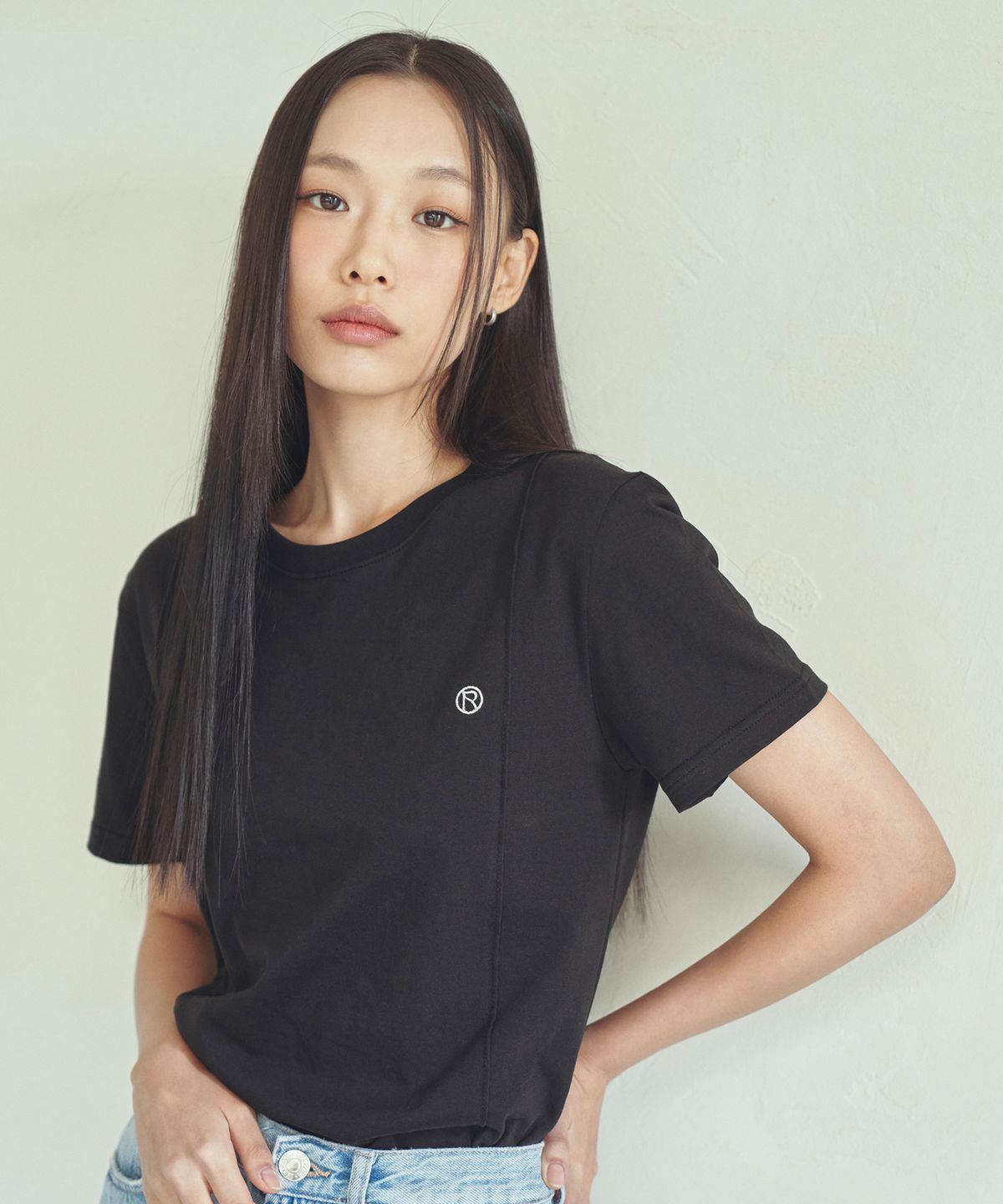 레디(RED.2) 핀턱 로고 자수 반팔 블랙