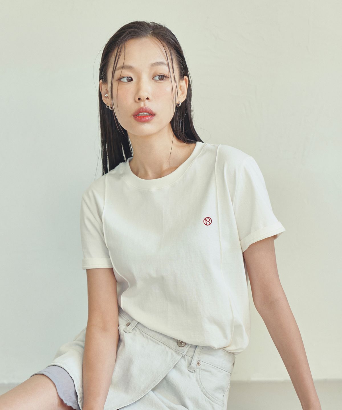 레디(RED.2) 핀턱 로고 자수 반팔 크림