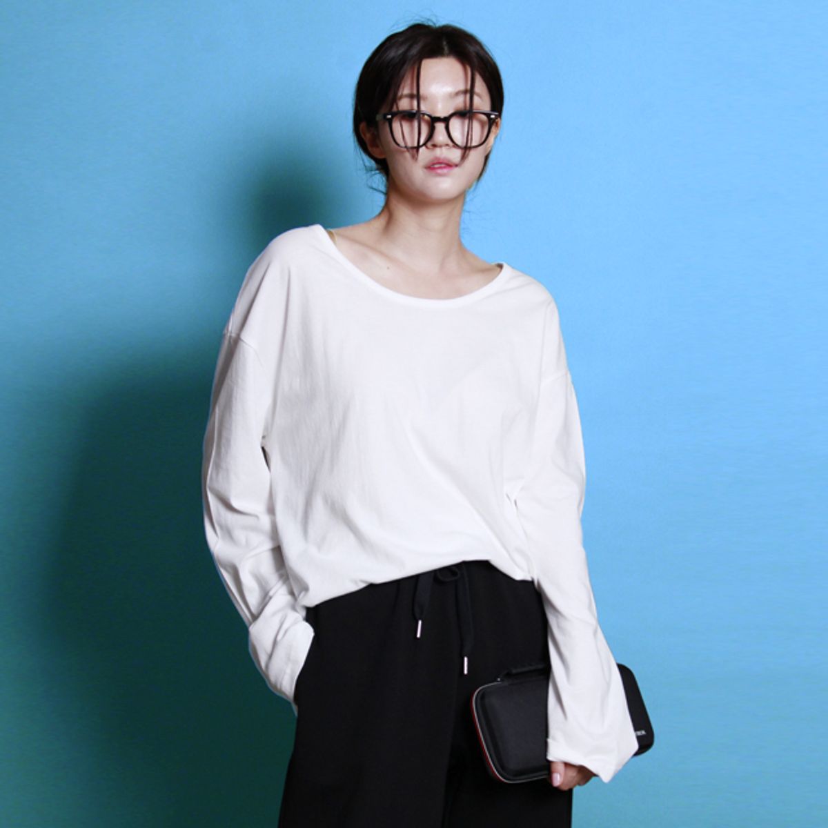 스튜디오235(STUDIO 235) 모달코튼 보이핏 유넥 긴팔 화이트