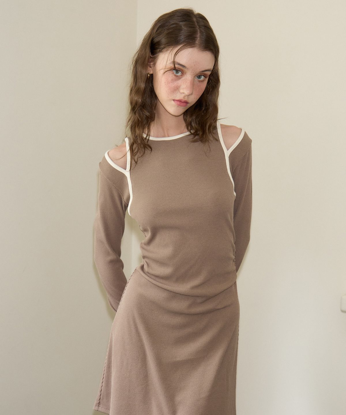 살롱 드 욘(SALON DE YOHN) Line Point Cut-Off Mini Dress_ Brown