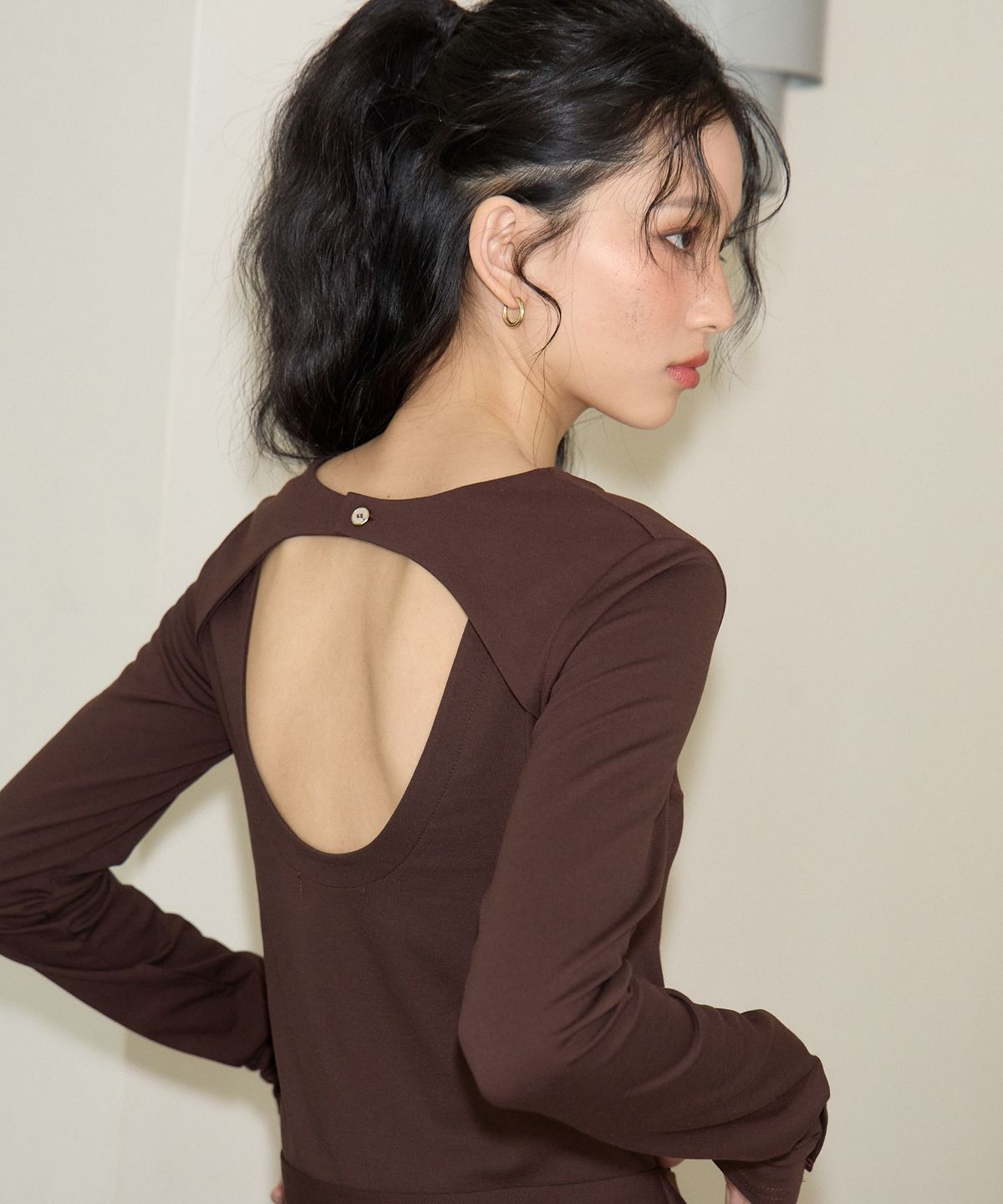 살롱 드 욘(SALON DE YOHN) Back Point Belted Mini Dress_ Brown