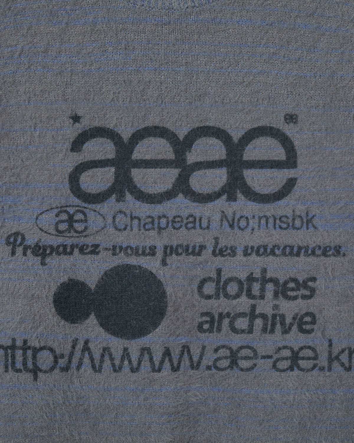 에이이에이이(AEAE) WEB LOGO CROP HAIRY KNIT [SMOKY BLUE]